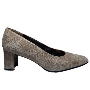 Stuart Weitzman Designer Brown / Tan Women’s Chunky Heel Pumps. Size 8B